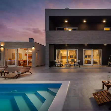 Magnificent Luxury Dominic