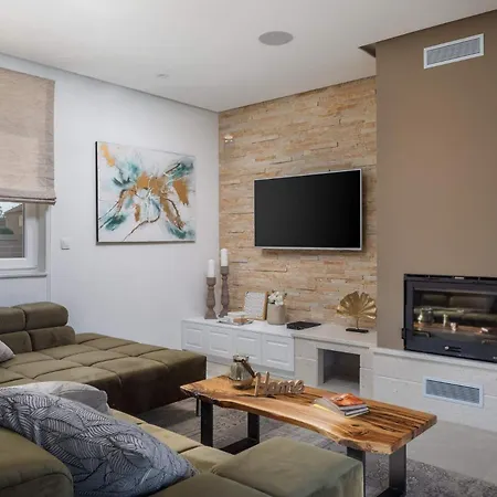 Magnificent Luxury Dominic